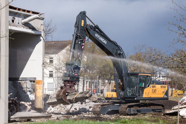 Bagger bei Abrissarbeiten auf einer Baustelle