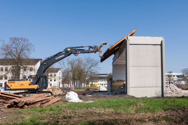 Bagger beim Abriss eines Gebäudes