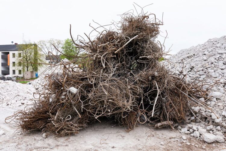 Großer Haufen aus Metallschrott und Baustellenresten