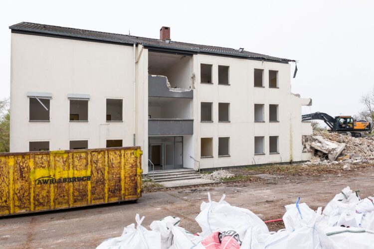 Abriss eines Mehrfamilienhauses auf einer Baustelle