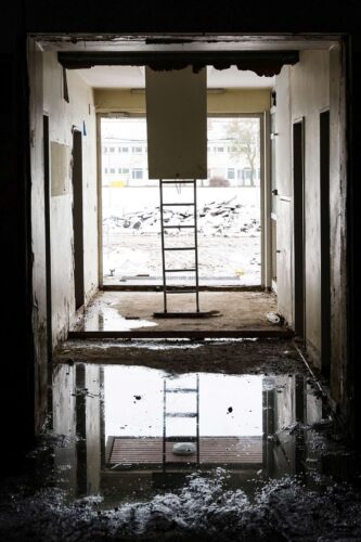 Innenraum mit Leiter und Blick ins Freie