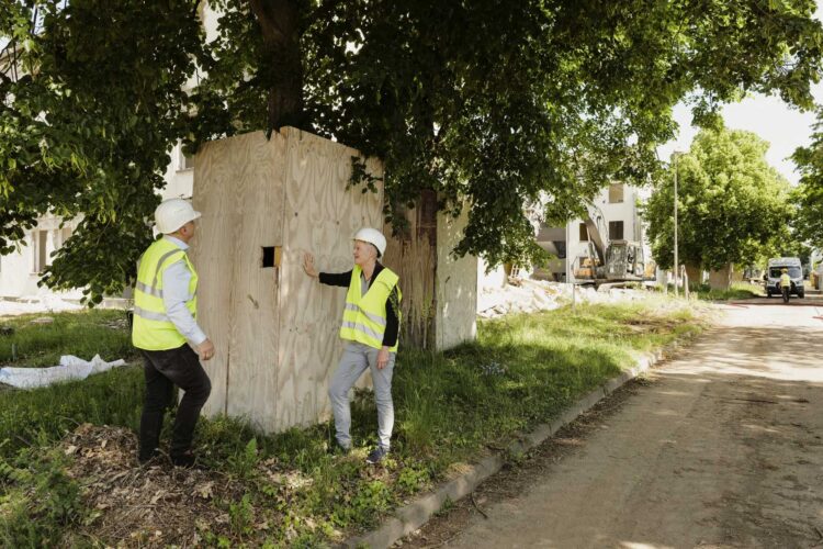 GVG-Geschäftsführer Franz Ringhoffer und GVG-Prokuristin Martina Martin prüfen einen geschützten Baum auf einer Baustelle