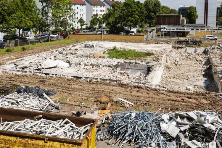 Abriss- und Baufeld mit Trümmern und Materialcontainern