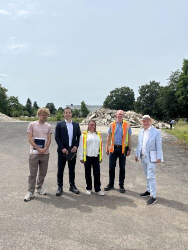 von links: Ortsvorsteher Tim Ott, Oberbürgermeister Nino Haase, GVG-Projektleiterin Michèle Engroff, GVG-Projektleiter Stefan Metzner, GVG-Geschäftsführer Franz Ringhoffer